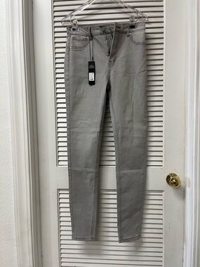 NWT✨FASHION NOVA✨Women’s Skinny High-Rise Jeans in Light Grey